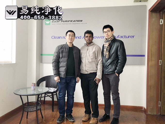 無錫易純凈化工程經理與外貿人員及國外客戶合影留念 無錫易純凈化工程經理與外貿人員及國外客戶合影留念
